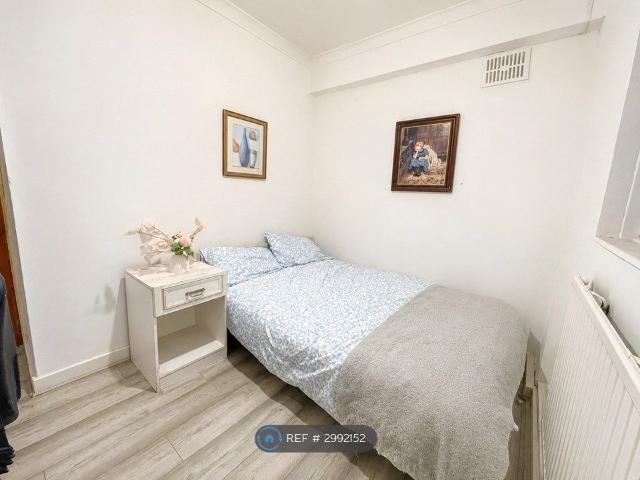 Apartment for rent in Browning Estate, Greater London