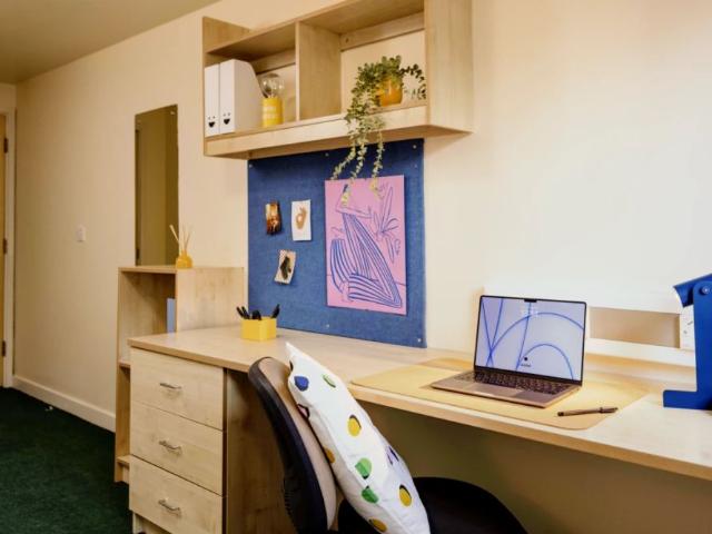 Room for rent in Hyde Park, West Yorkshire