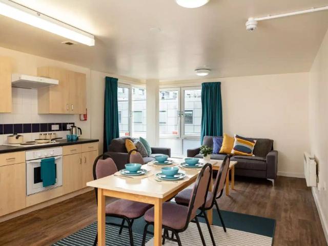 Room for rent in Hyde Park, West Yorkshire