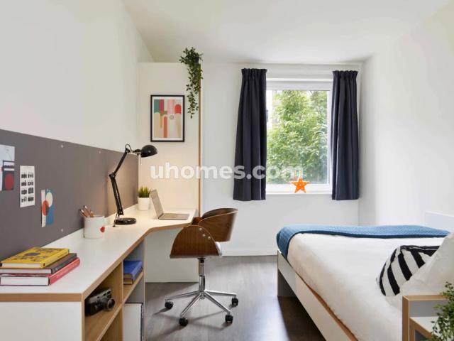 Room for rent in Hyde Park, West Yorkshire