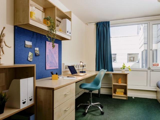 Room for rent in Hyde Park, West Yorkshire