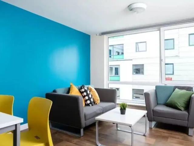 Room for rent in Hyde Park, West Yorkshire