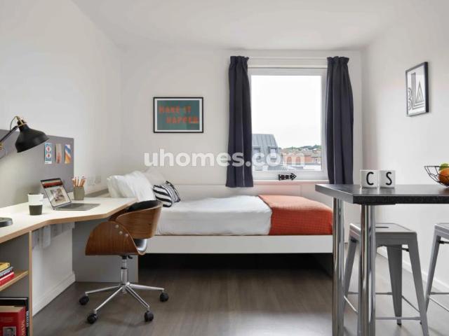 Studio for rent in Hyde Park, West Yorkshire