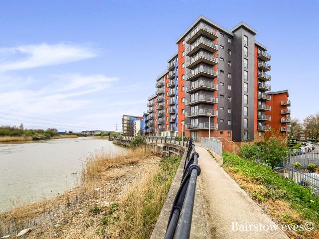 Apartment for rent in Roding Riverside, Greater London