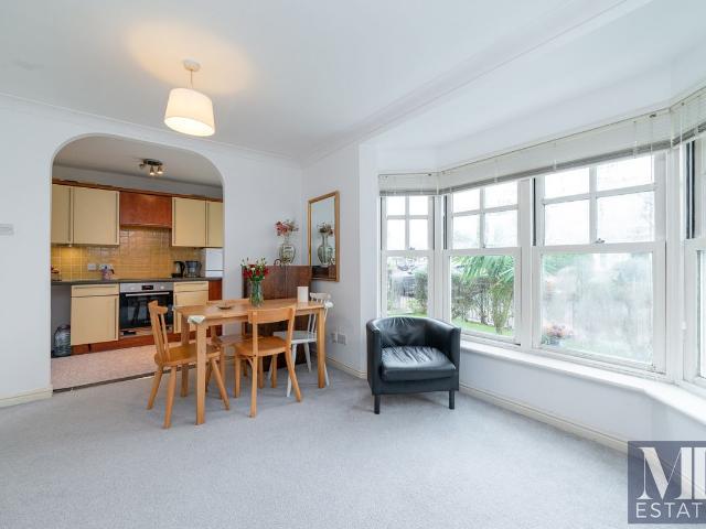 Apartment for rent in Brondesbury, Greater London