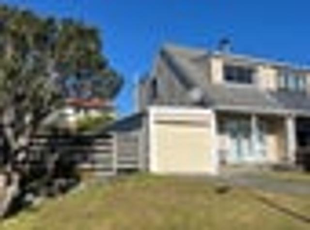Townhouse for rent in Kowhai Park, Wellington