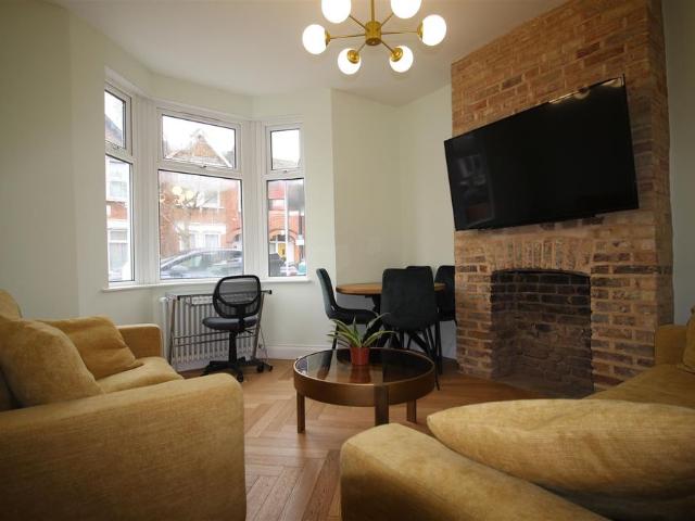 Apartment for rent in Hale End, Greater London