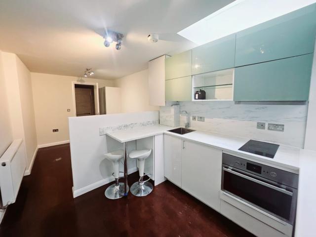 Studio for rent in Temple Fortune, Cat Hill