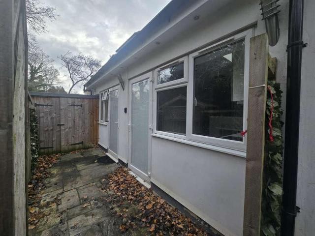 Studio for rent in Temple Fortune, Cat Hill