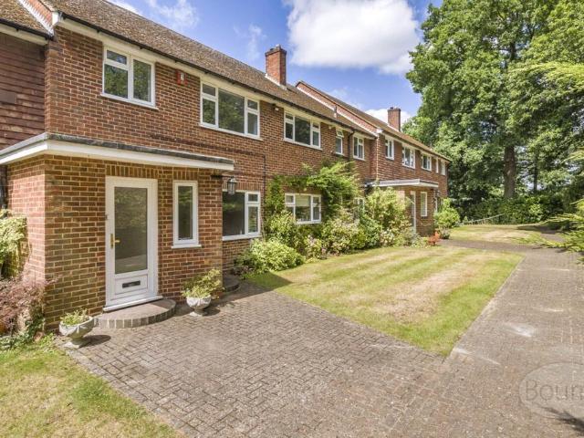 Apartment for rent in Blackhills, Surrey