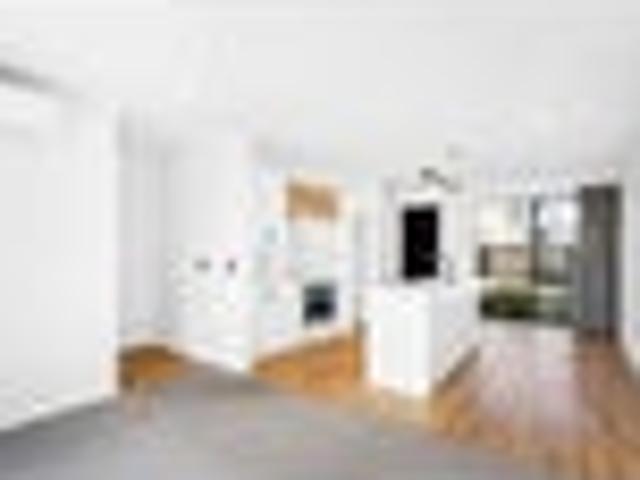 Townhouse for rent in Chaslands, Canterbury