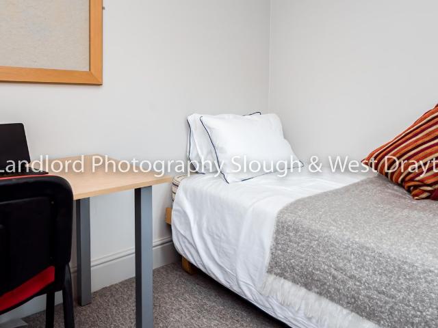 Room for rent in Park Barn, Guildford