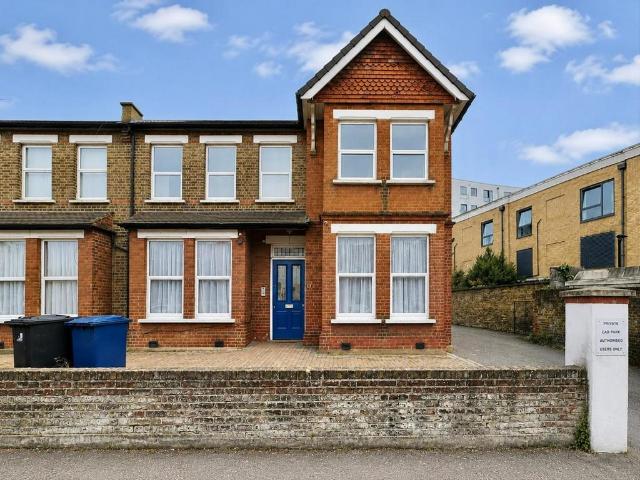 House for rent in London Borough of Ealing, Greater London