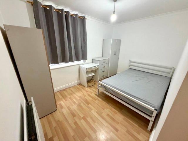 Room for rent in Poplar Grove, Greater London