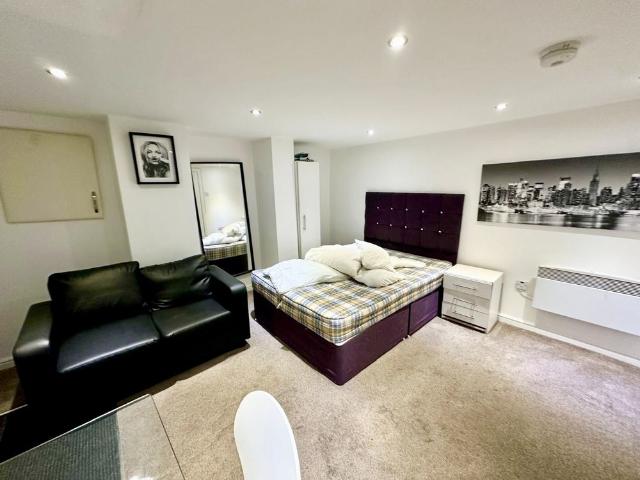 Studio for rent in Harehills, West Yorkshire