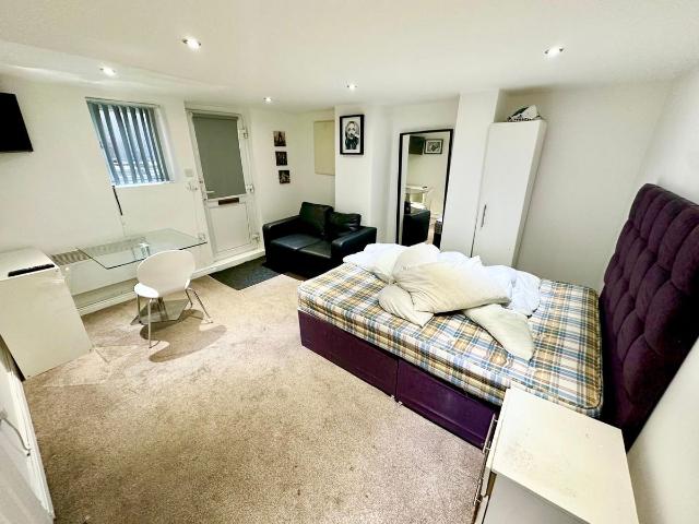 Studio for rent in Harehills, West Yorkshire