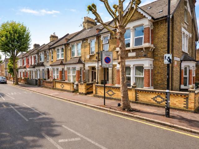 Apartment for rent in Manor Park, Greater London