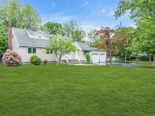 House for sale in Nesconset
