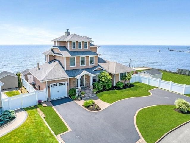 House for sale in Bayport House for sale in Bayport