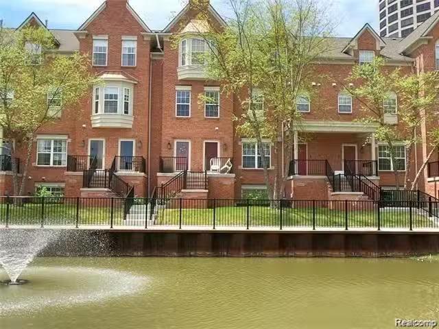 Condo for rent in Southfield