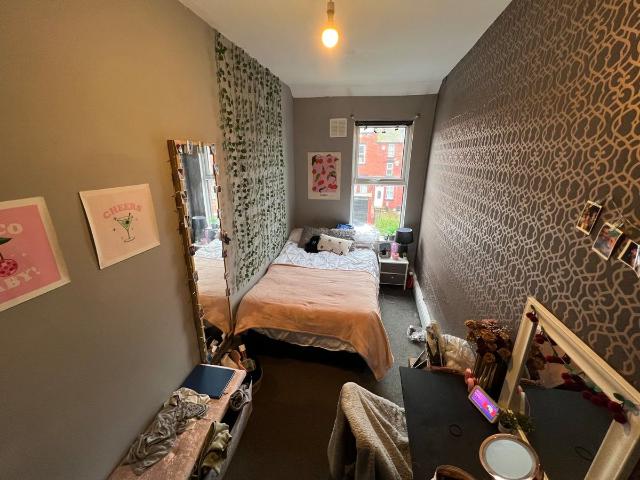 Room for rent in Hyde Park, West Yorkshire