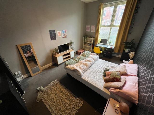Room for rent in Hyde Park, West Yorkshire