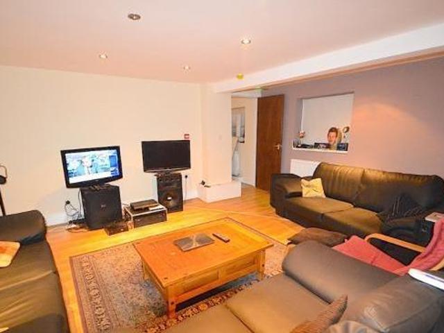 House for sale in Hyde Park, West Yorkshire