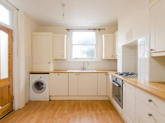 Apartment for rent in Furzedown, Greater London