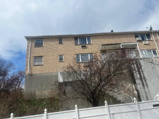 House for sale in The Bronx, Arverne