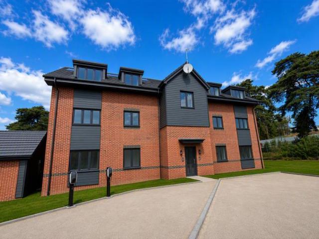 Apartment for sale in Mindenhurst, Surrey Heath