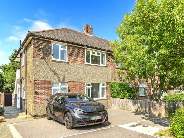 Apartment for rent in Fairlop, Greater London