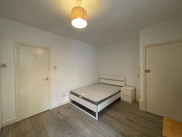 Studio for rent in Brunswick
