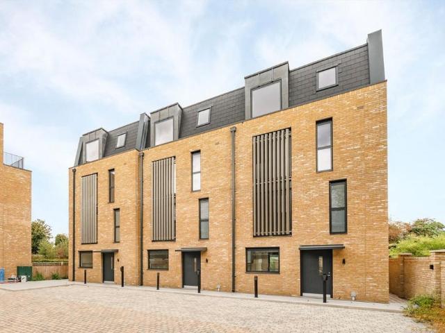 House for rent in London Borough of Ealing, Greater London