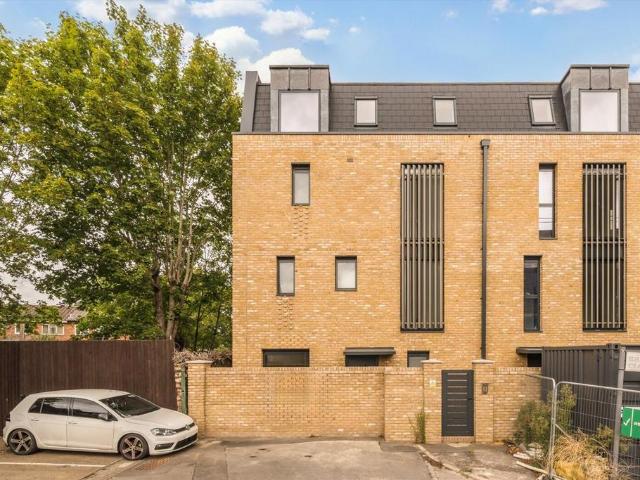 House for rent in London Borough of Ealing, Greater London