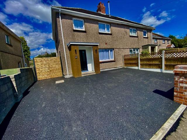 Apartment for rent in Three Crosses, Wales