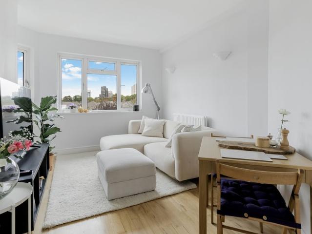 House for rent in Earlsfield, Greater London