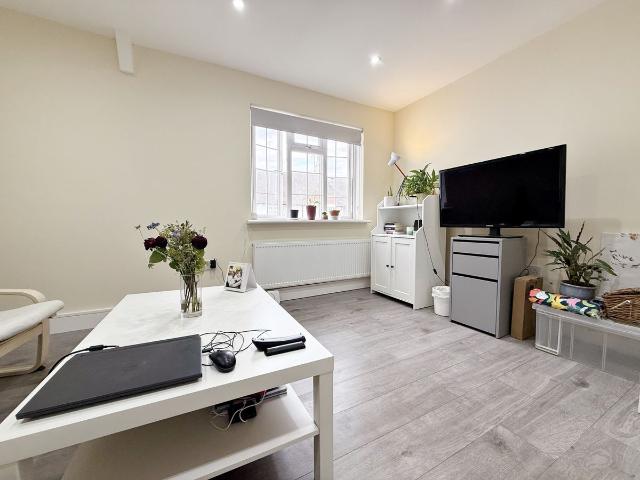 Apartment for rent in Iver, Richings Park