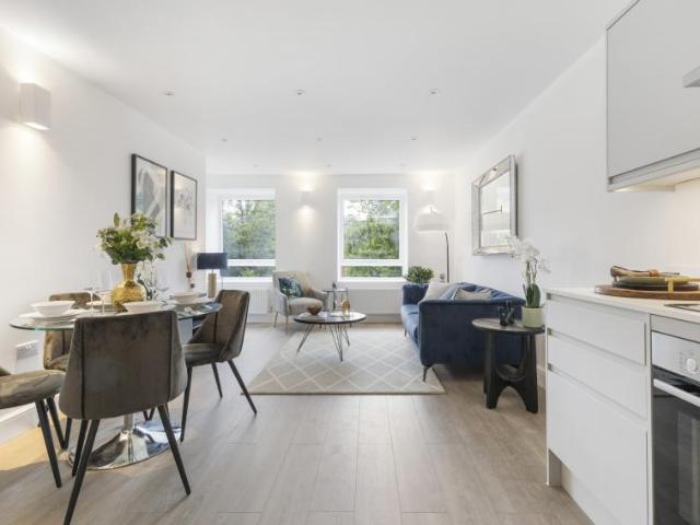 Apartment for sale in Little Stanmore, Greater London