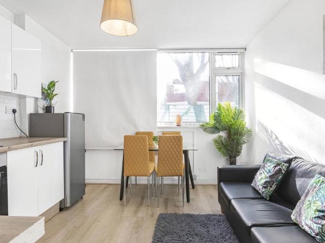 Apartment for rent in Saint John's Estate, Greater London