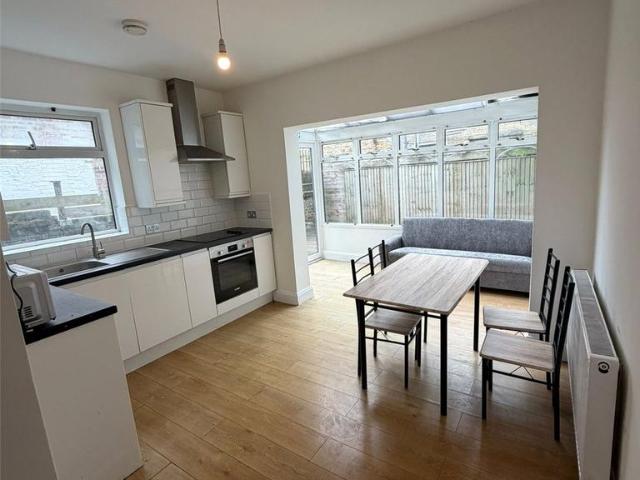 Apartment for rent in Queen's Park, Greater London