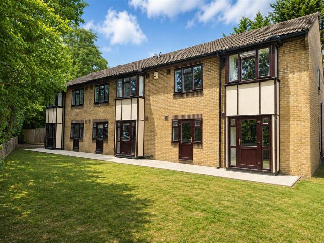 Apartment for rent in Pachesham Park, Surrey