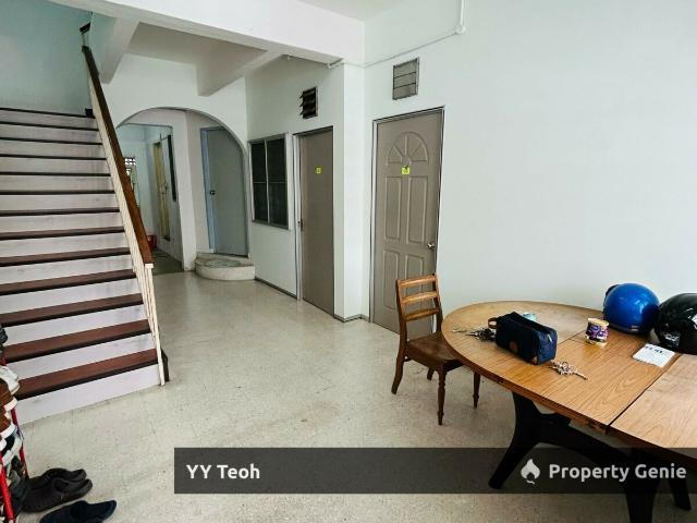 Terraced House for sale in Malaka