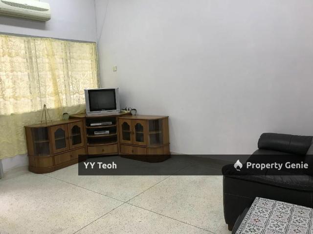 Terraced House for sale in Malaka