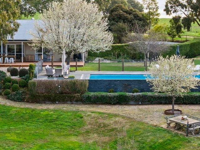 Cottage for sale in Elphinstone, Victoria