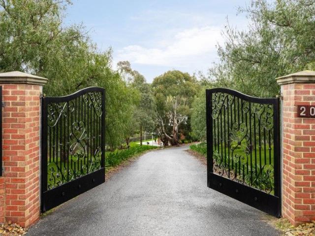 Cottage for sale in Camerons Creek, Victoria