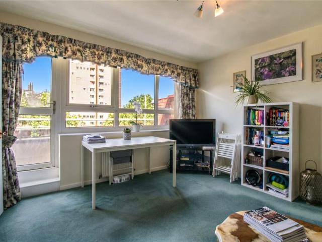 Apartment for rent in Falcon Estate, Greater London