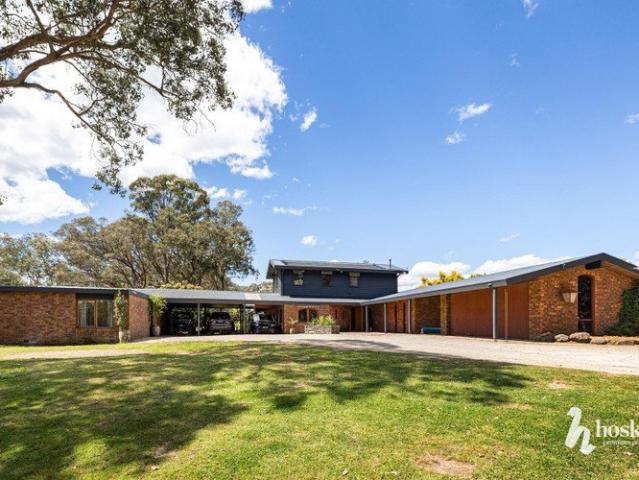 Cottage for sale in Warrandyte, Melbourne
