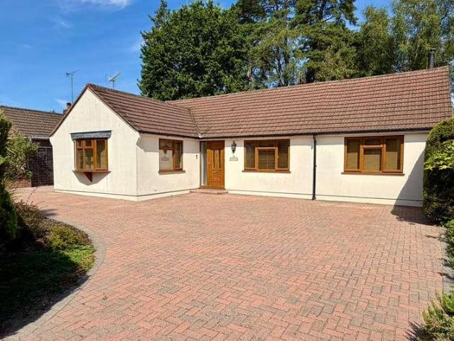 Bungalow for sale in Heol-las, Surrey