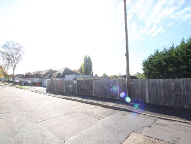 Bungalow for sale in Worcester Park, Greater London