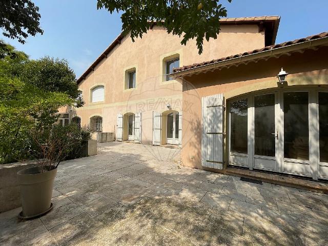 Bureau vente à Nîmes